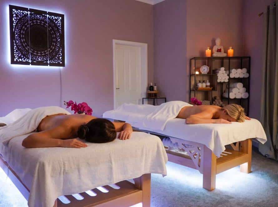 Zwei Frauen beim Ladys Spa bei Milanee Thaimassage in Nürnberg