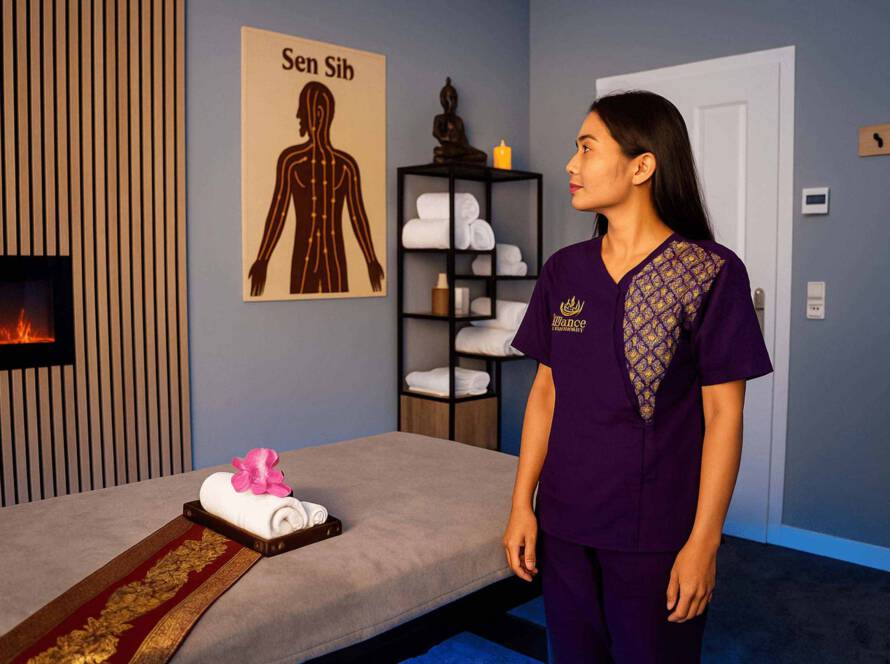 Masseurin neben Darstellung der Sen Sib Energielinien der Thai Massage