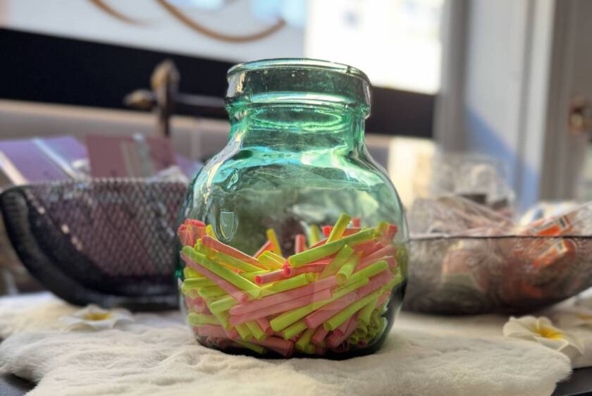 Glasgefäß mit bunten Losen auf weichem Tuch im Empfangsbereich von Milanee Thai Massage in Nürnberg – Teil der Jubiläumsaktion.