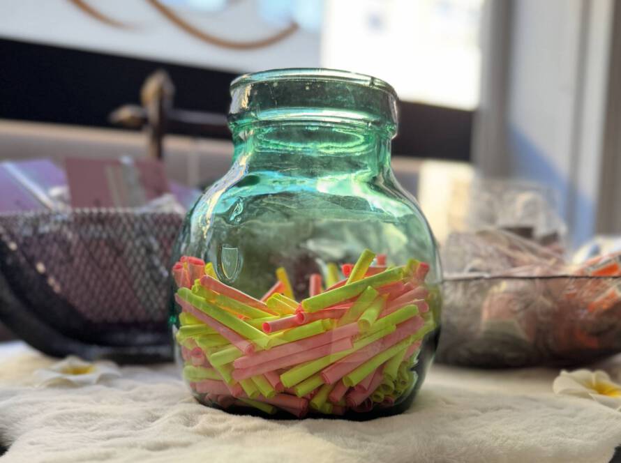 Glasgefäß mit bunten Losen auf weichem Tuch im Empfangsbereich von Milanee Thai Massage in Nürnberg – Teil der Jubiläumsaktion.