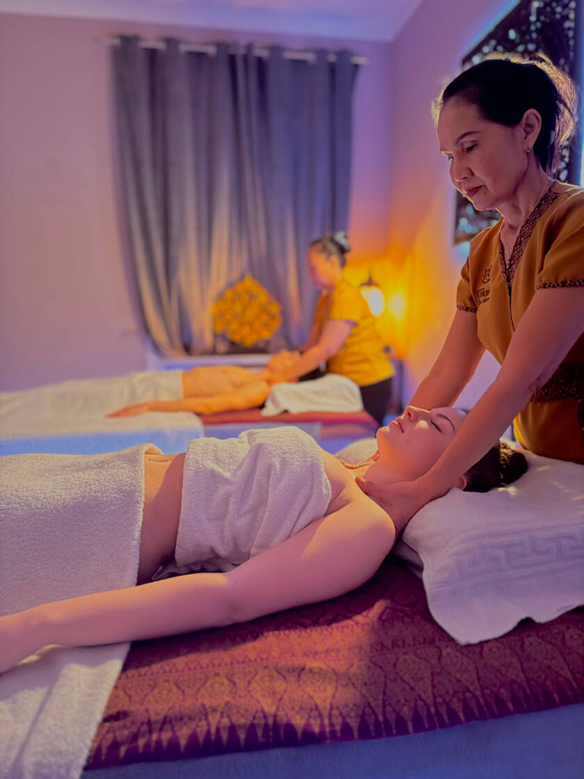 Traditionelle Thai Massage bei Milanee Thaimassage in Nürnberg, durchgeführt von erfahrenen Masseurinnen in ruhiger Atmosphäre.