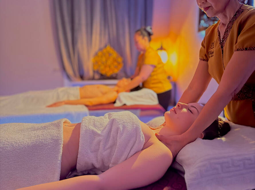 Traditionelle Thai Massage bei Milanee Thaimassage in Nürnberg, durchgeführt von erfahrenen Masseurinnen in ruhiger Atmosphäre.