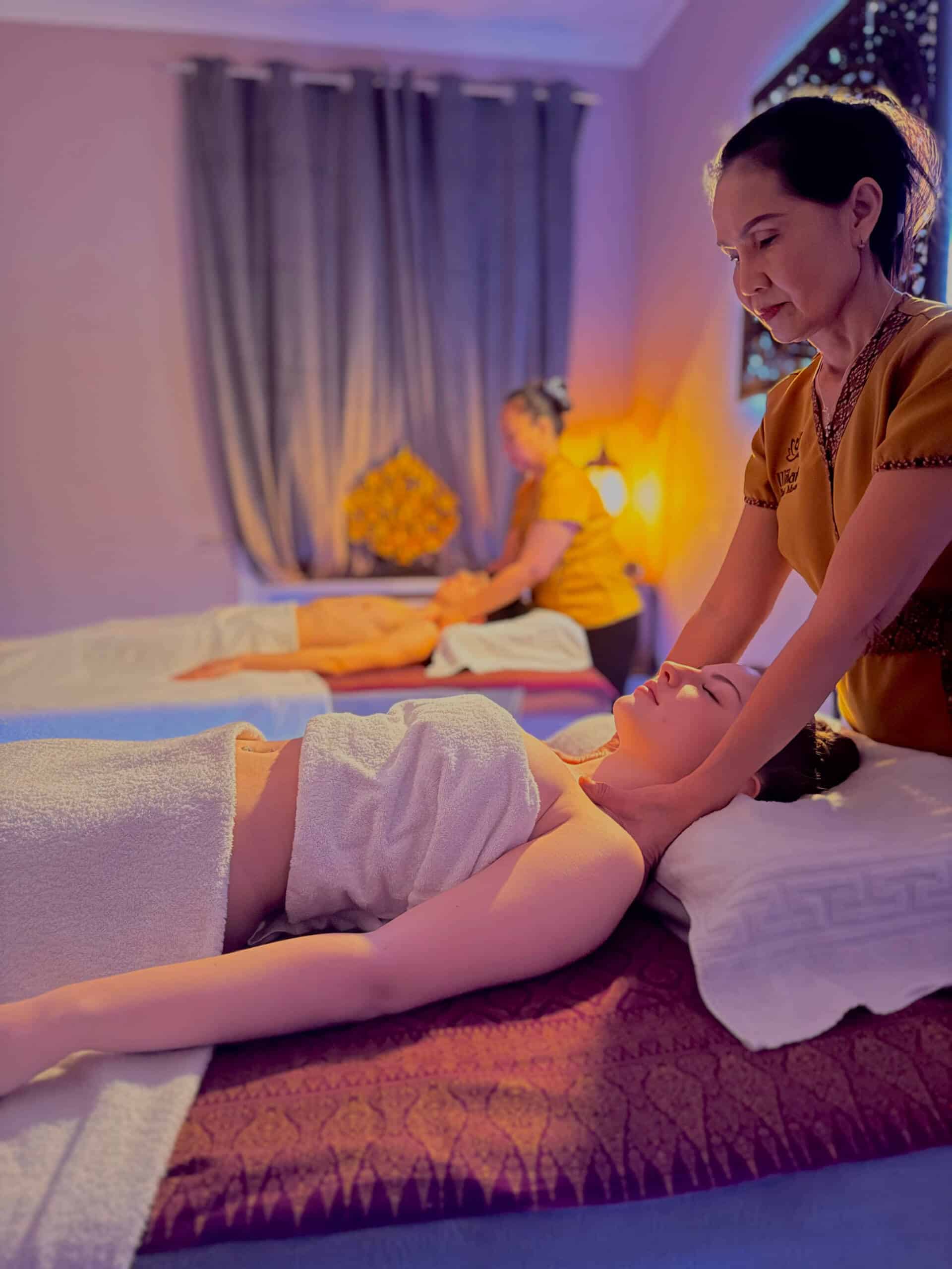 Traditionelle Thai Massage bei Milanee Thaimassage in Nürnberg, durchgeführt von erfahrenen Masseurinnen in ruhiger Atmosphäre.
