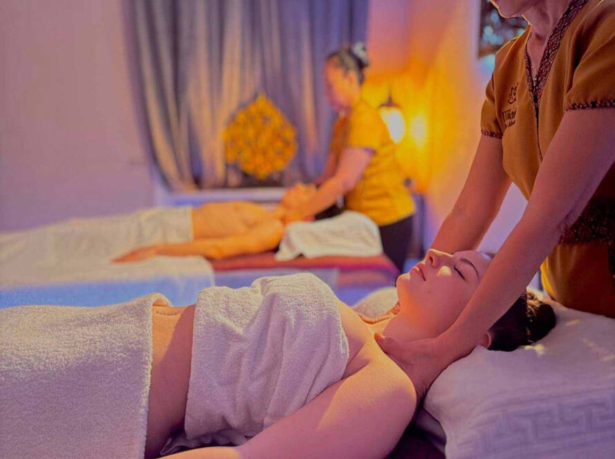 Zwei Masseurinnen in einem Raum für Paarmassage in Nürnberg