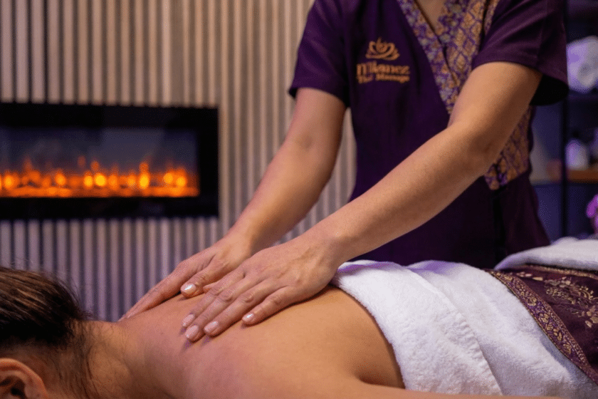 Schulter- und Nackenmassage bei Milanee Thaimassage in Nürnberg mit gezielten Griffen im oberen Rückenbereich