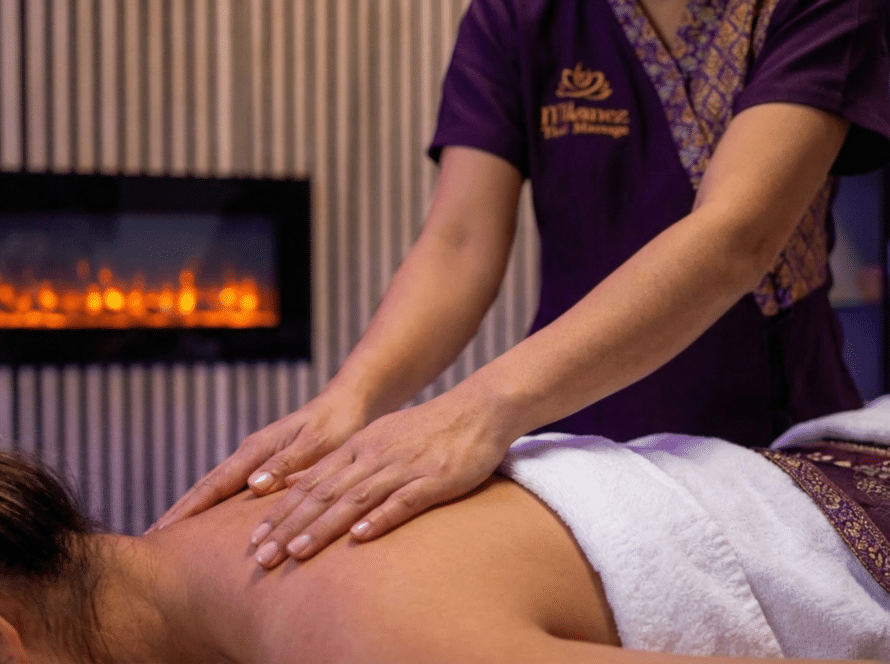 Schulter- und Nackenmassage bei Milanee Thaimassage in Nürnberg mit gezielten Griffen im oberen Rückenbereich