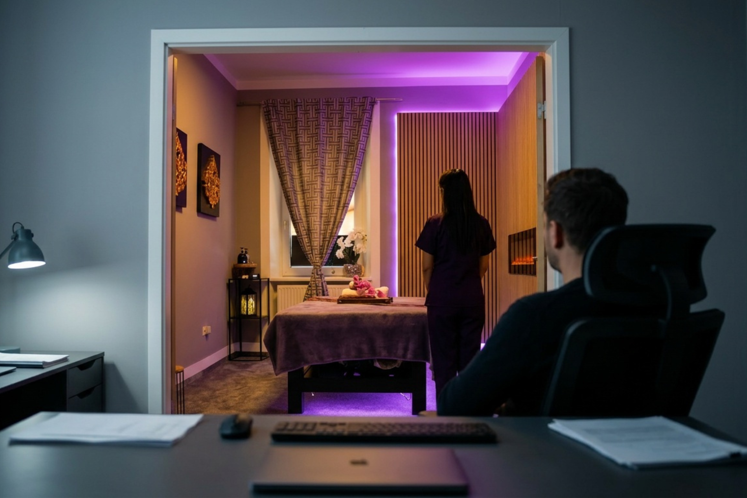 Thai Massage Nürnberg Alltag bei Milanee Thaimassage in Nürnberg mit Massagebank, warmer Beleuchtung und entspannter Atmosphäre