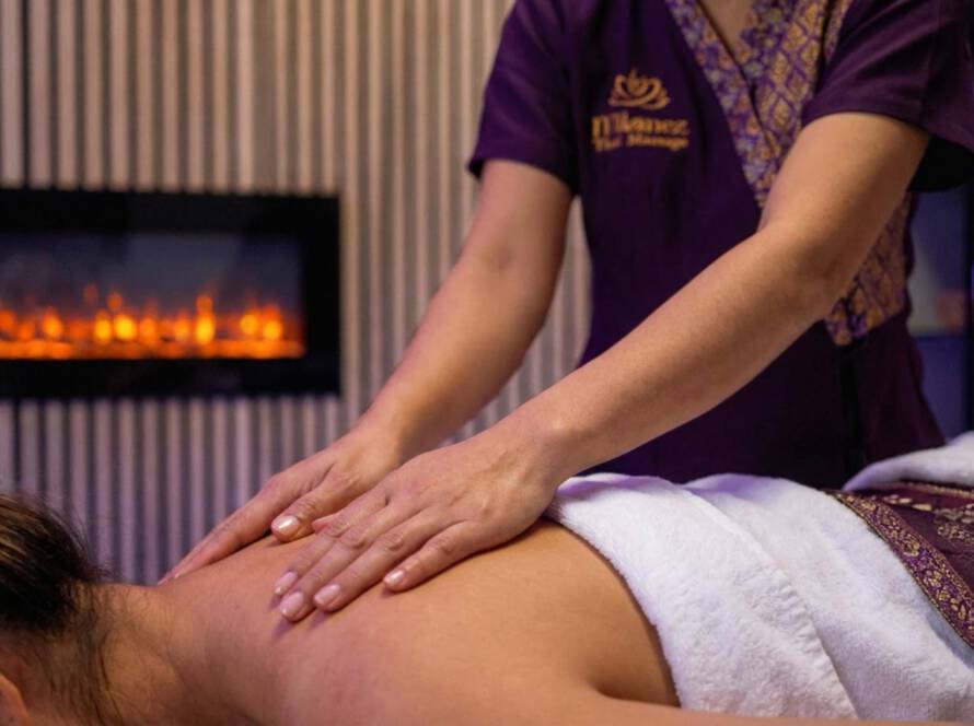 Rückenmassage in Nürnberg mit Massagegriffen im Schulterbereich