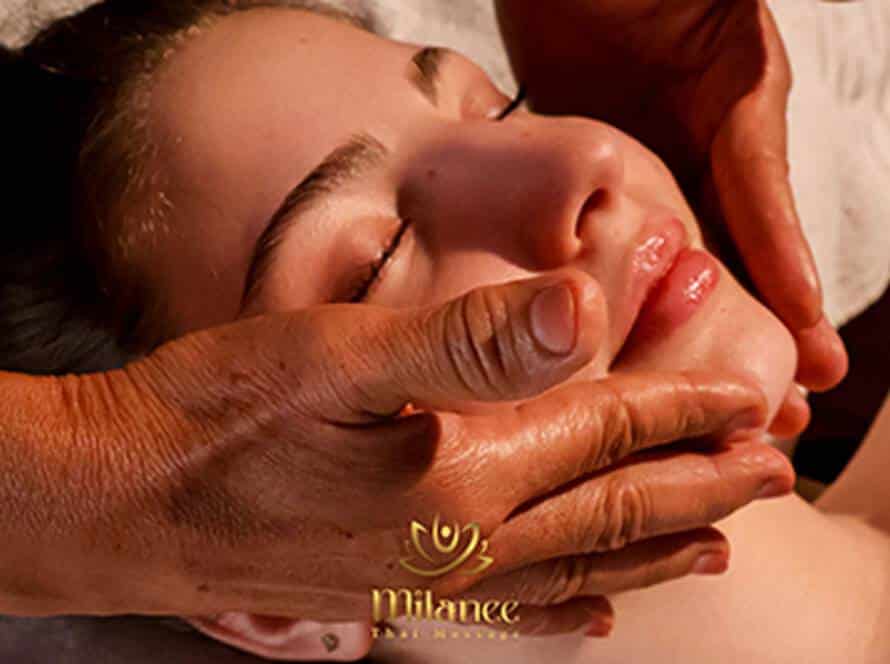 Entspannende Gesichtsmassage mit sanften Handgriffen