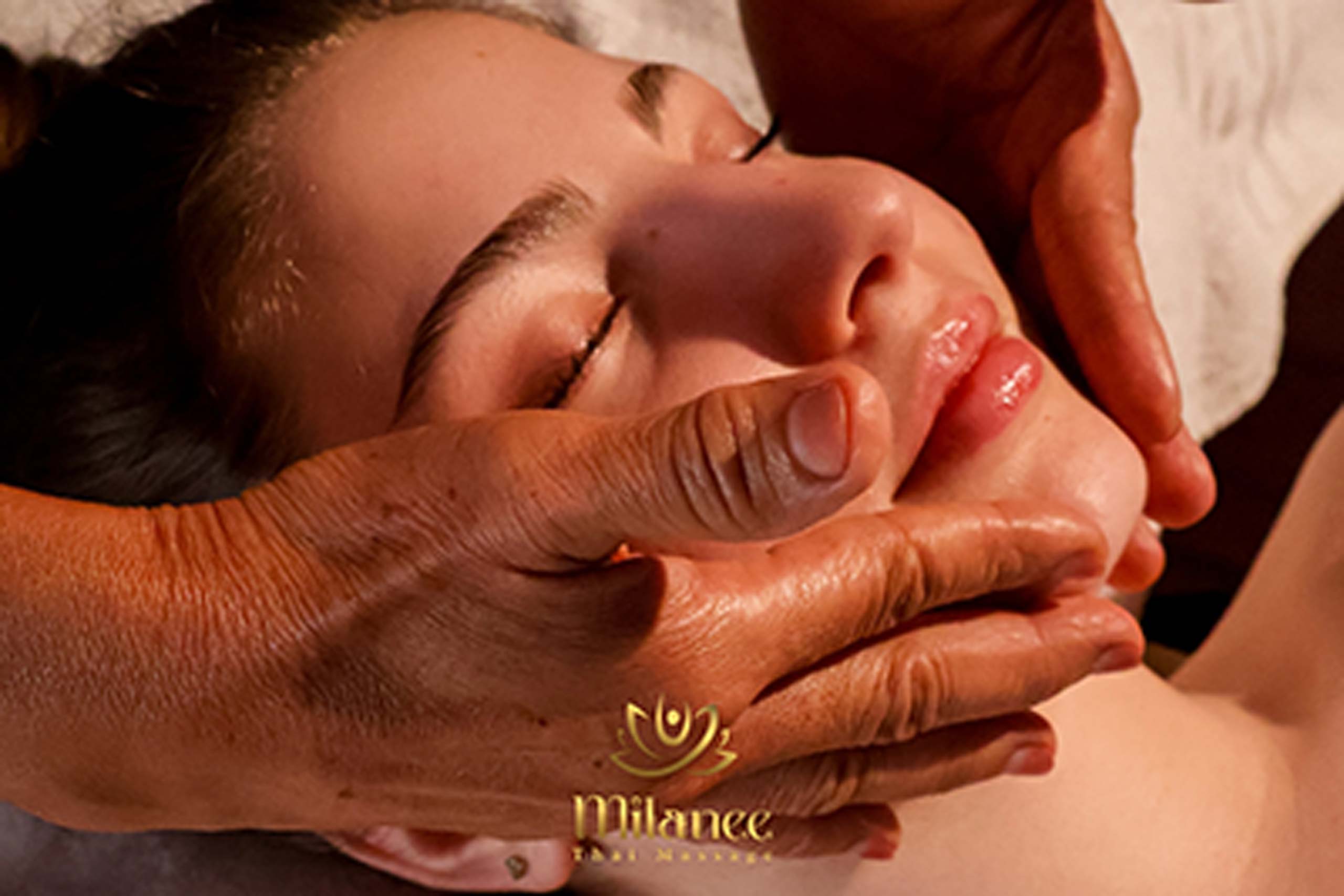 Entspannende Gesichtsmassage mit sanften Handgriffen