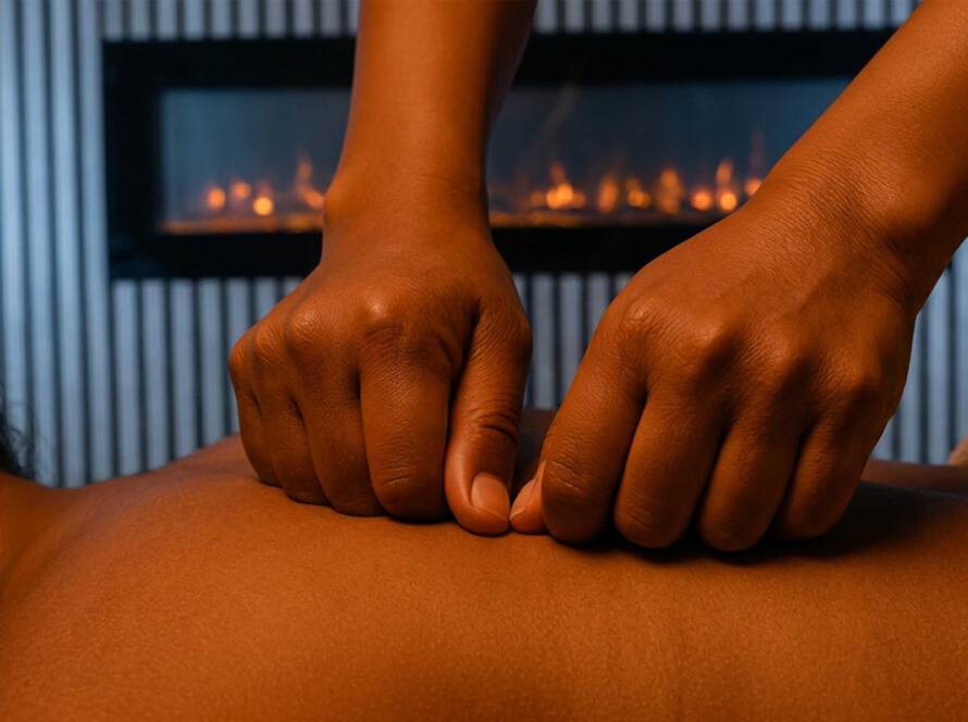Rückenmassage bei Milanee Thaimassage mit gezielter Drucktechnik zur Lockerung der Rückenmuskulatur