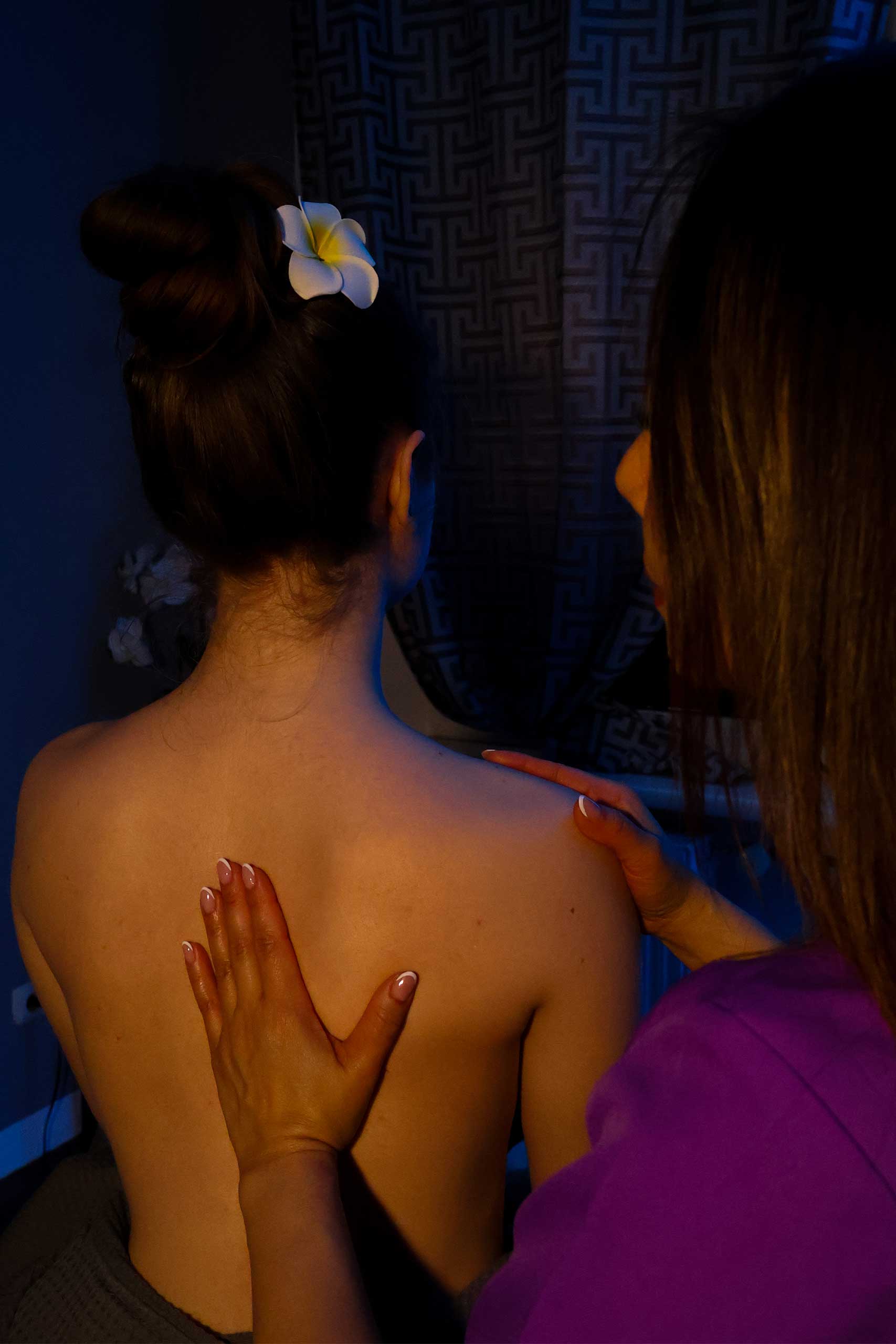 Schulter- und Rückenmassage bei Milanee Thaimassage in Nürnberg zur Entspannung und Lockerung der Muskulatur.