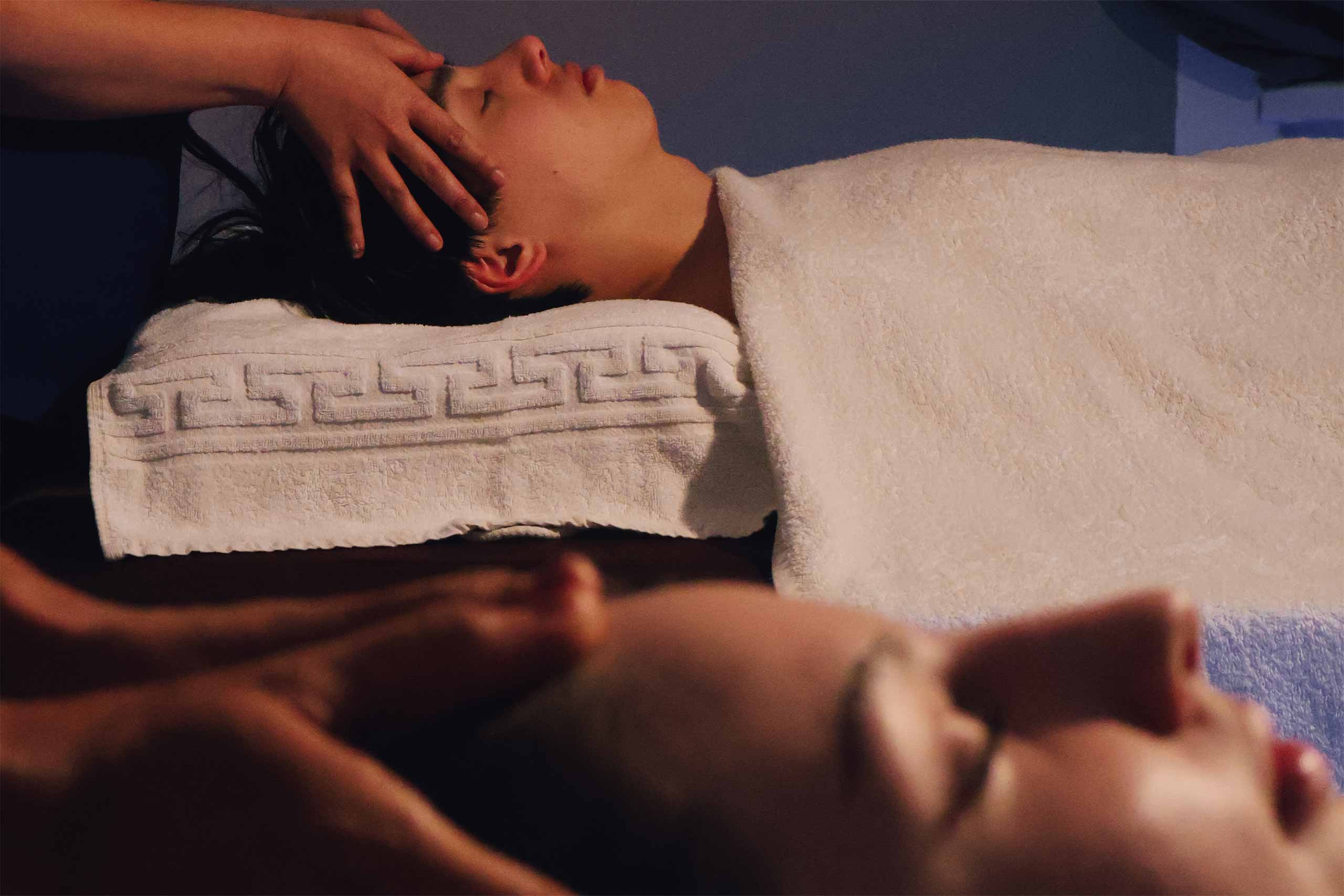 Paarmassage bei Milanee Thaimassage in Nürnberg mit entspannender Kopfmassage für zwei Personen.