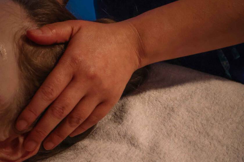 Entspannende Kopfmassage bei Milanee Thaimassage in Nürnberg mit sanften Massagegriffen.