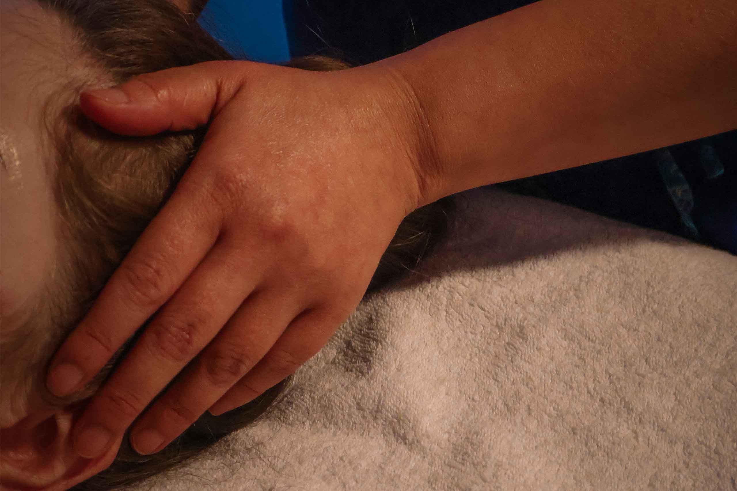 Entspannende Kopfmassage bei Milanee Thaimassage in Nürnberg mit sanften Massagegriffen.