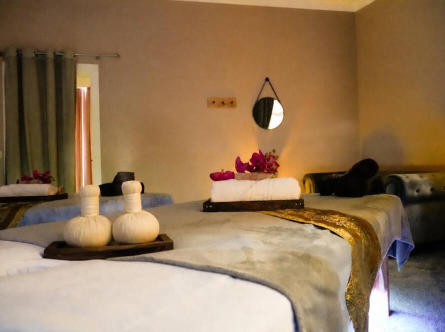 Paarmassage-Raum von Milanee Thaimassage Nürnberg mit zwei Massageliegen und Thai-Kräuterstempeln